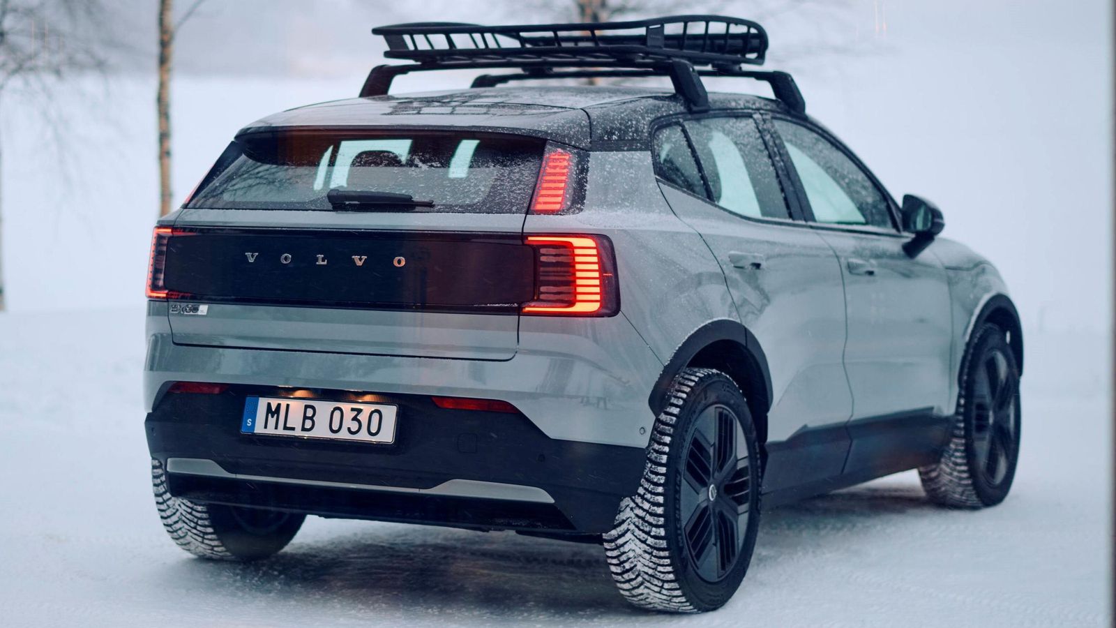 Como el capó, parcialmente está pintado en negro el portón de acceso al maletero, un espacio que conserva una capacidad de 318 litros.