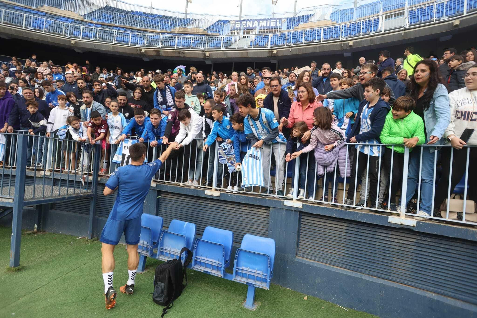 Miles de malaguistas apoyan al equipo en la víspera de Reyes