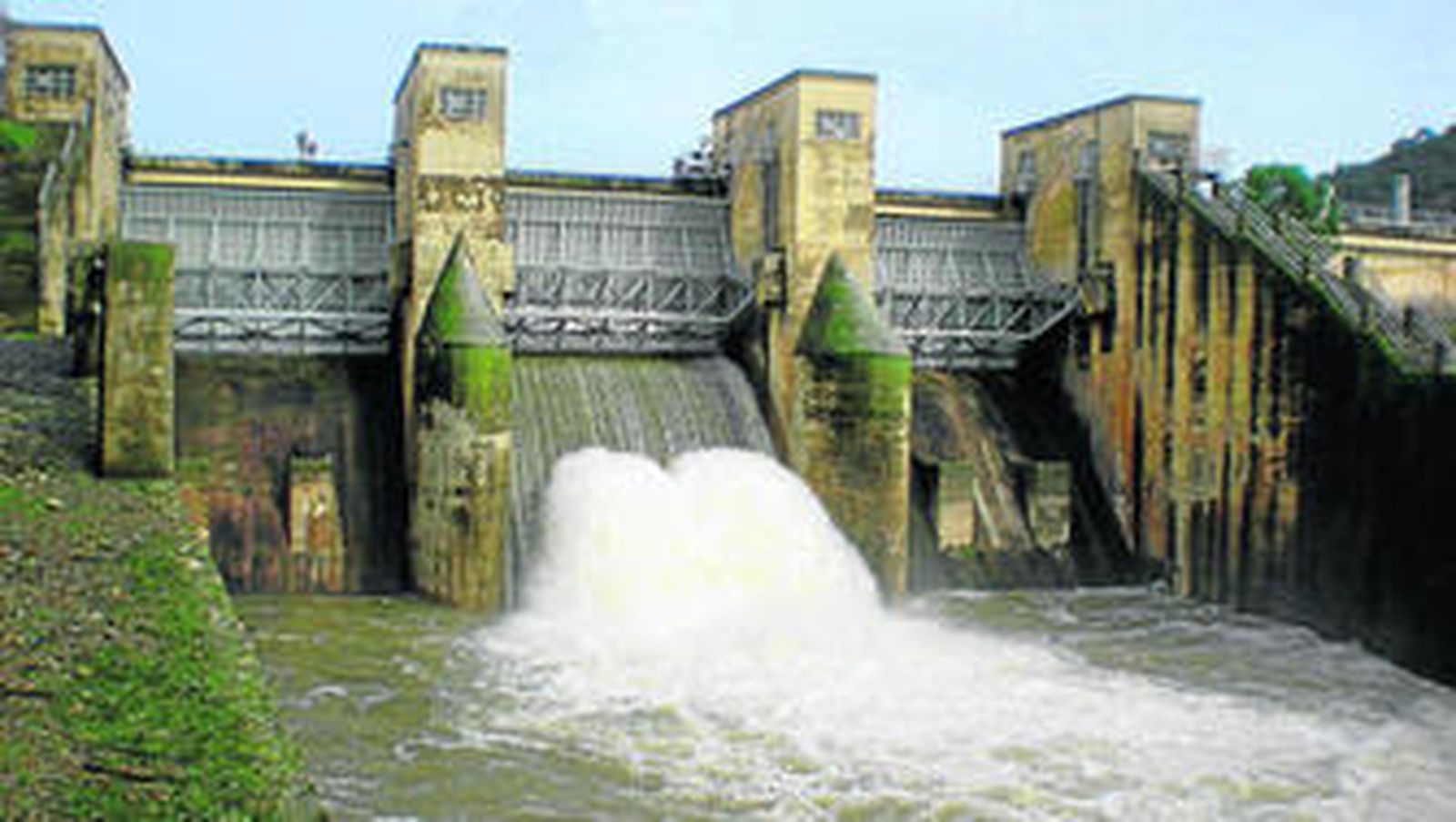 El pantano de El Pintado desembalsando agua en los últimos días.