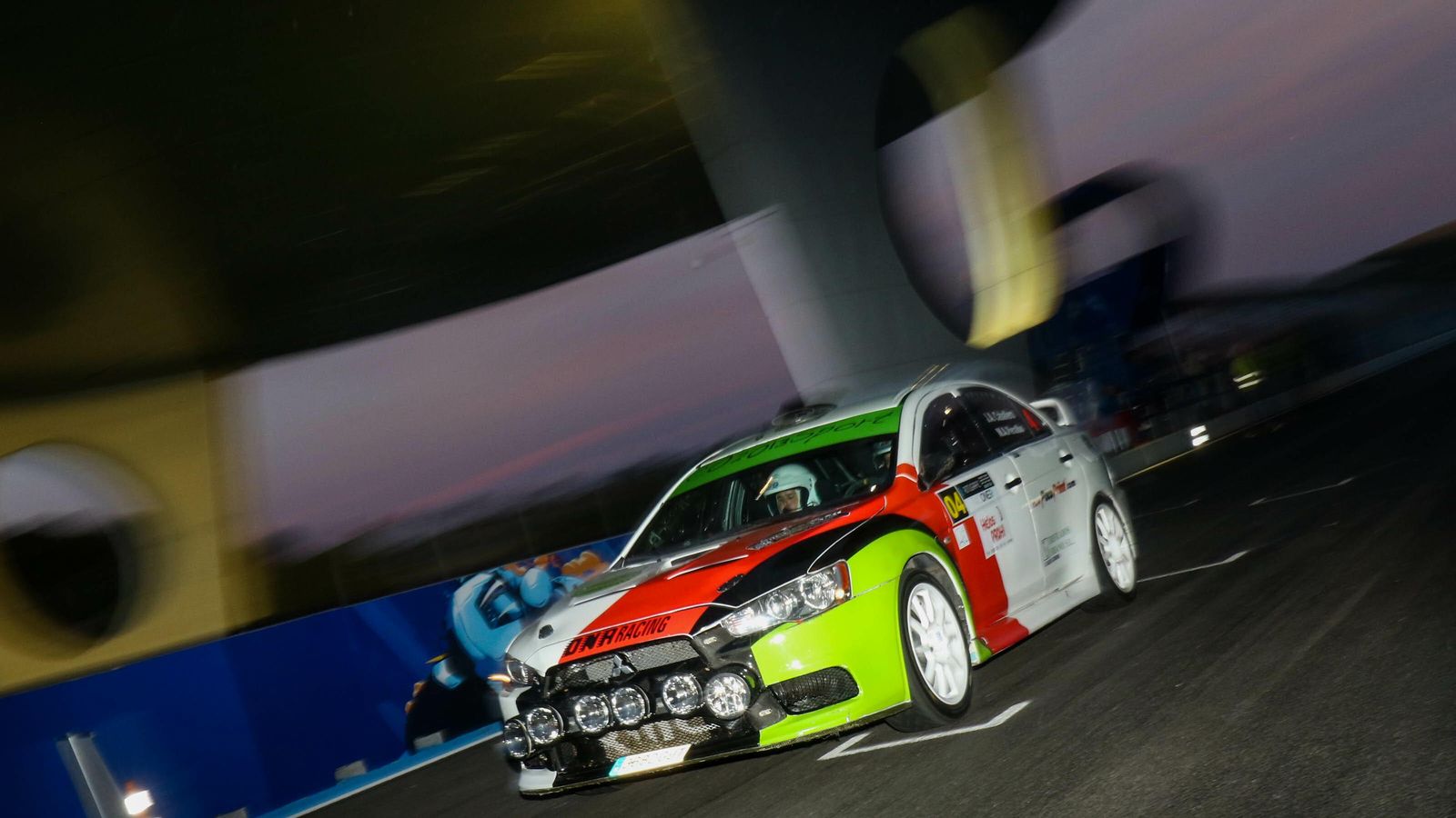 José Caballero, pasando bajo el ovni del Circuito durante el tramo nocturno.