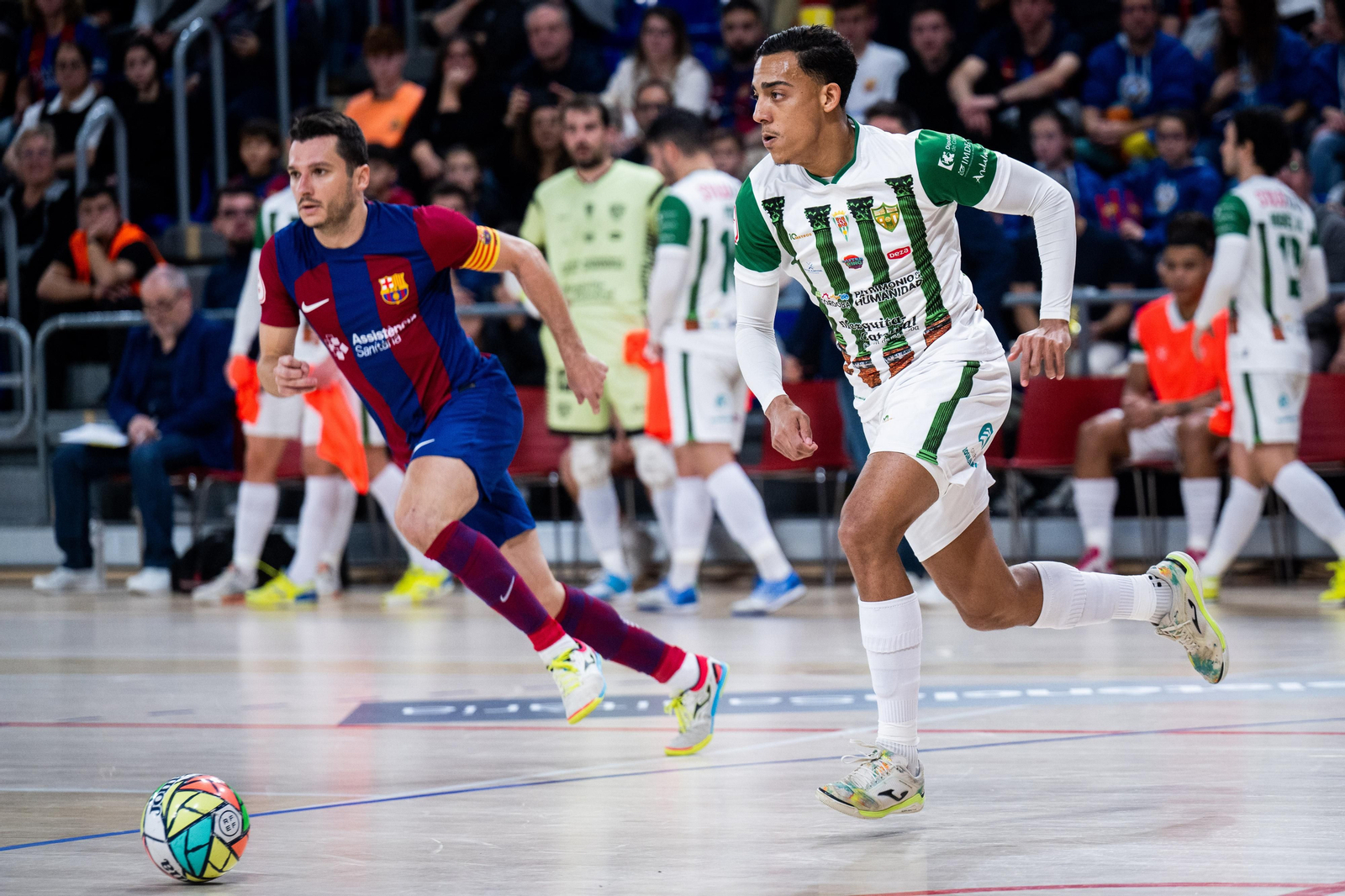 Pulinho controlba el balón en presencia de Dyego.