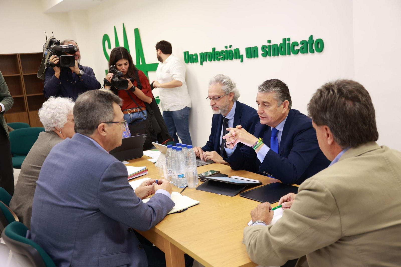Sanz en la reunión mantenida con el Sindicato Médico esta mañana.