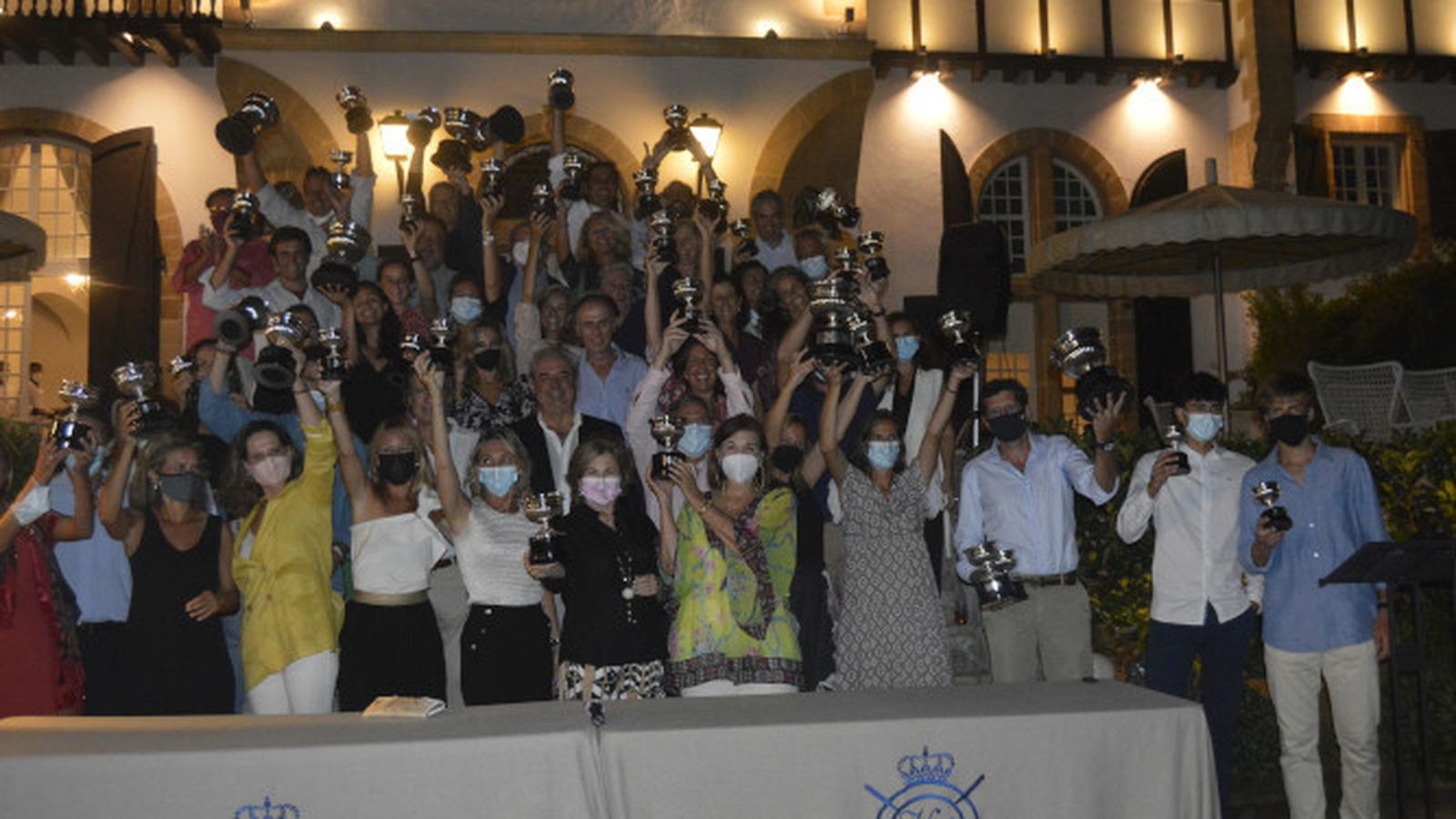 Los galardonados tras finalizar la entrega de la Copa Presidente, en los jardines de la Casa Grande de la Urbanización de Vistahermosa.