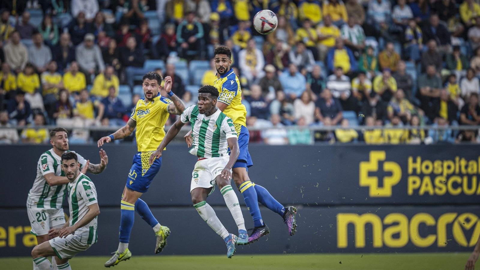 Búscate entre las imágenes del partido de fútbol entre Cádiz CF y Córdoba CF