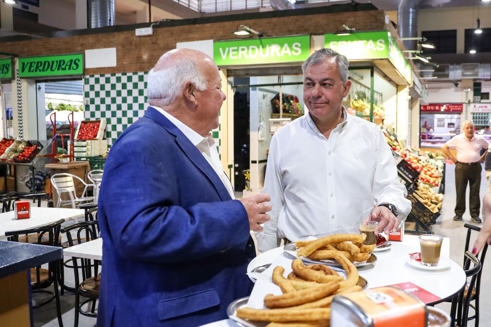 José Luis Sanz y Jesús Aguirre, en el mercado de Pino Montano.
