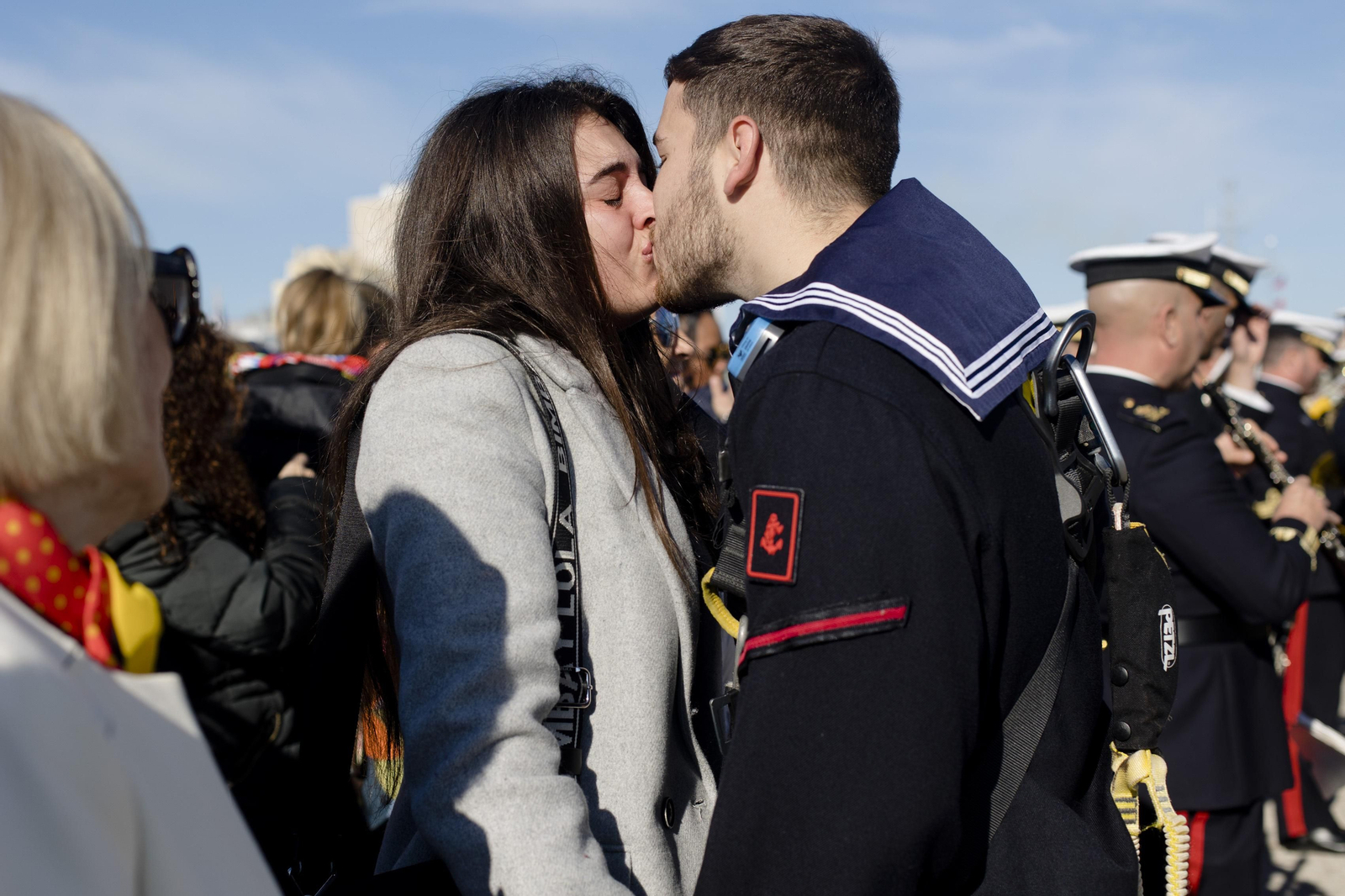 Las imágenes de la salida del buque  "Juan Sebastián de Elcano" del muelle de Cádiz.