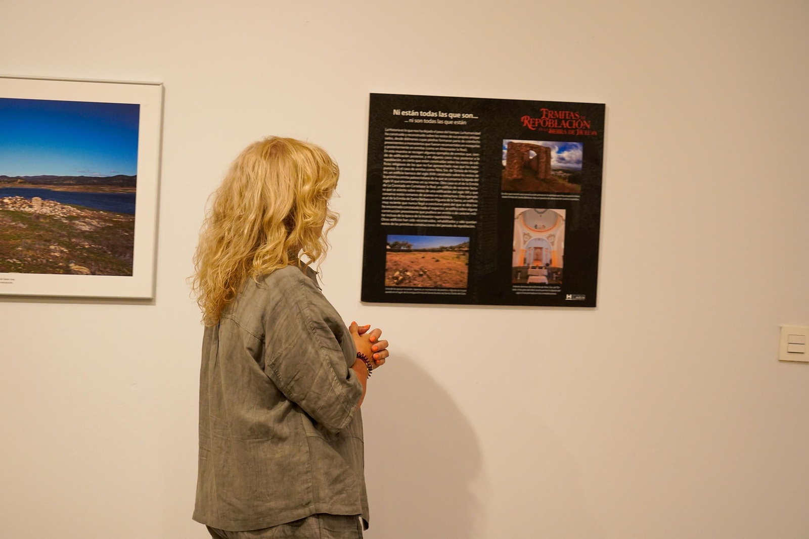 Imágenes de la inauguración de la exposición 'Ermitas de repoblación en la Sierra de Huelva' por La diputada de Cultura, Gracia Baquero, y el autor de la exposición, Jorge Garrido.
