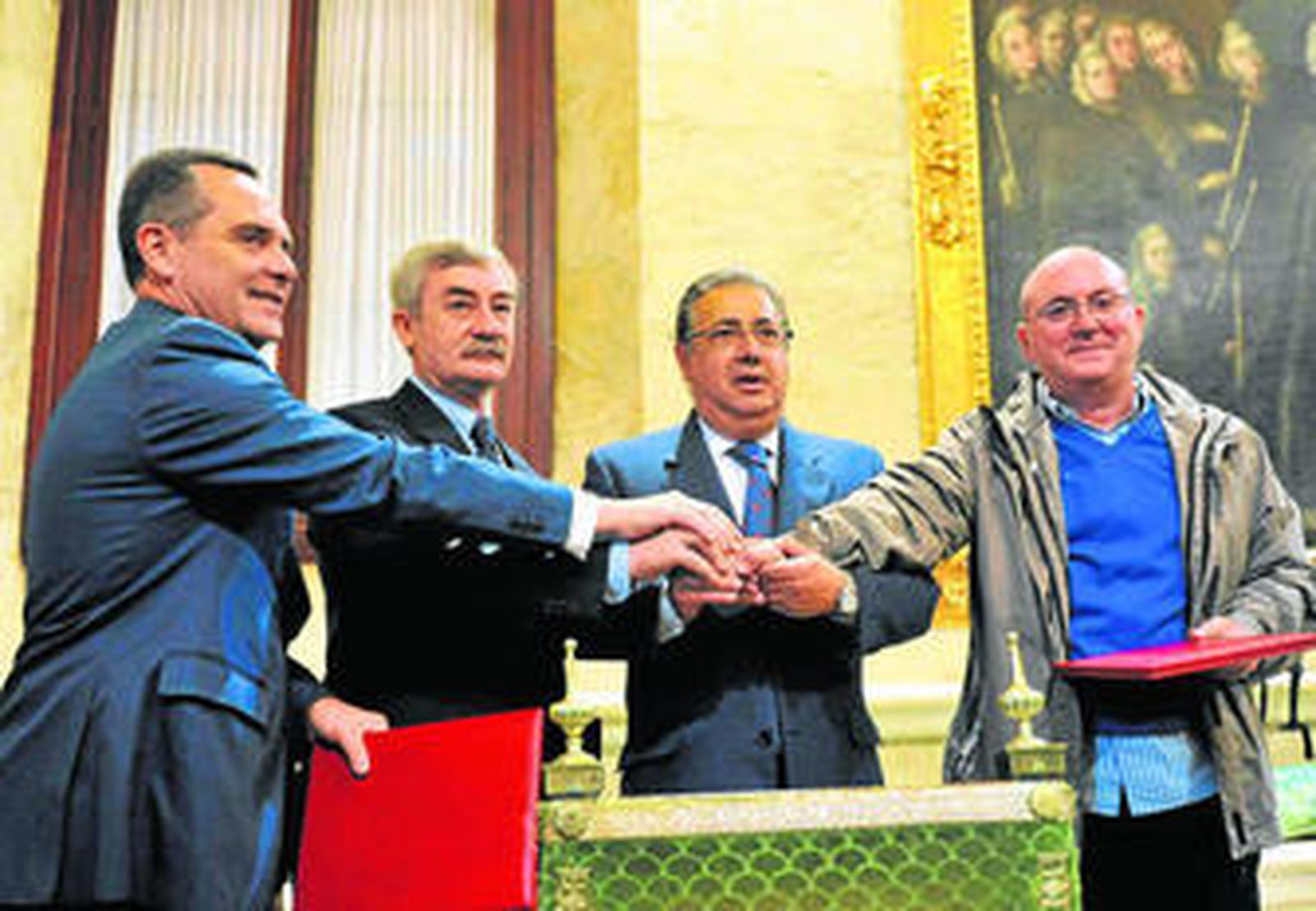 El presidente del Sppme-A, Manuel Bustelo, a la derecha, firma en 2012 el acuerdo de la Policía Local con el alcalde, Demetrio Cabello y Juan Bueno.