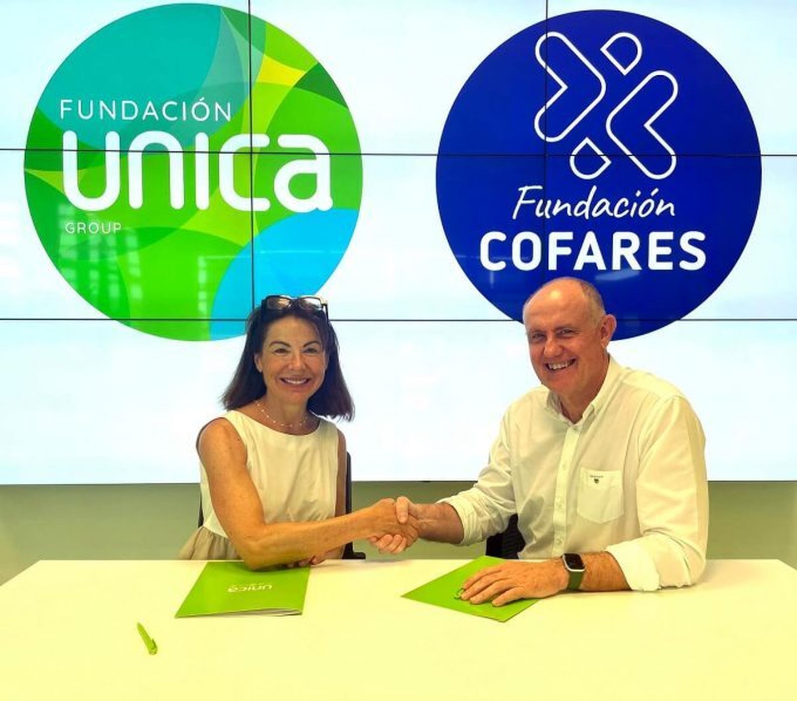 La directora de la Fundación Cofares, Sofía Azcona, y el director general de Unica, Enrique de los Ríos