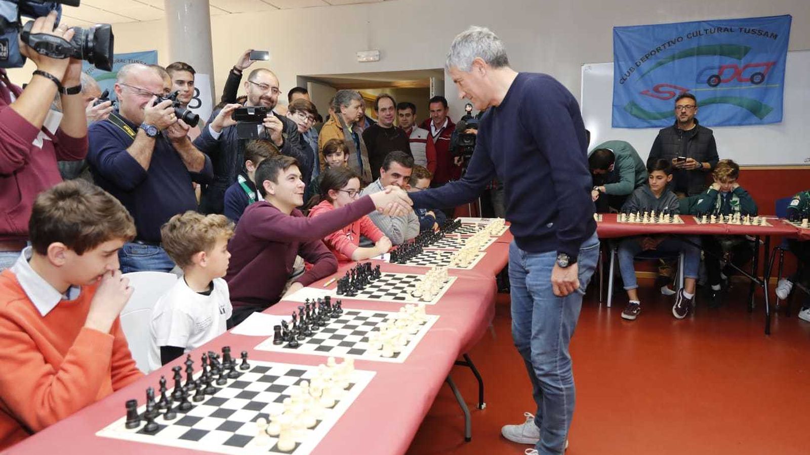 Setién saluda a uno de los participantes.