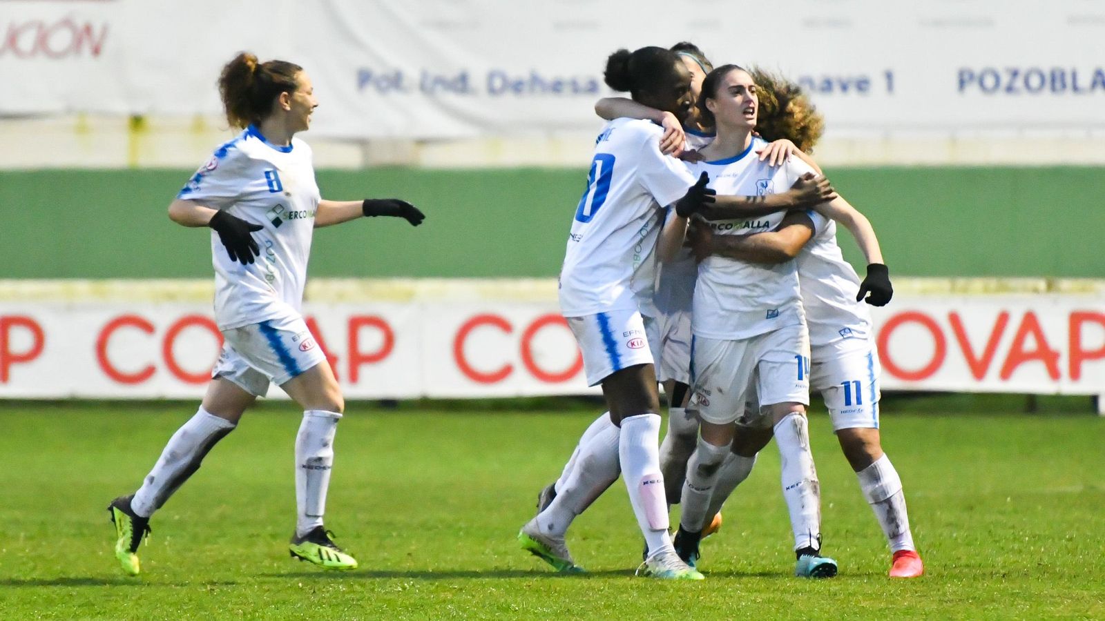 María Marín festeja uno de sus goles con sus compañeras.