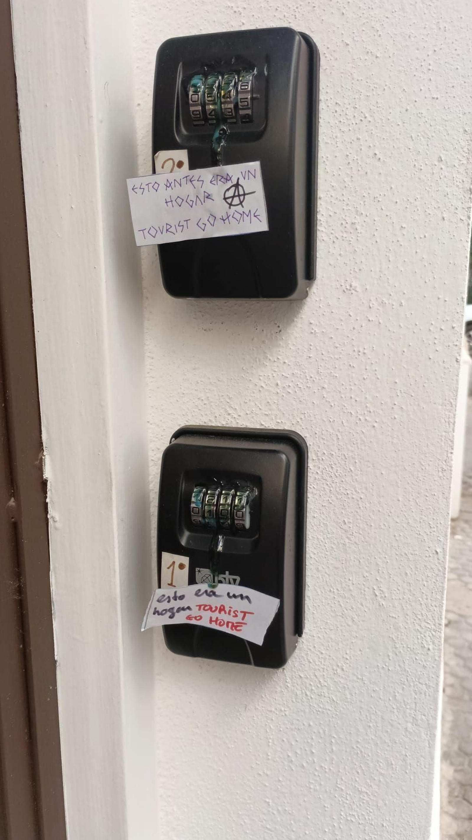 Dos cajetillas vandalizas con el lema contra el turismo.