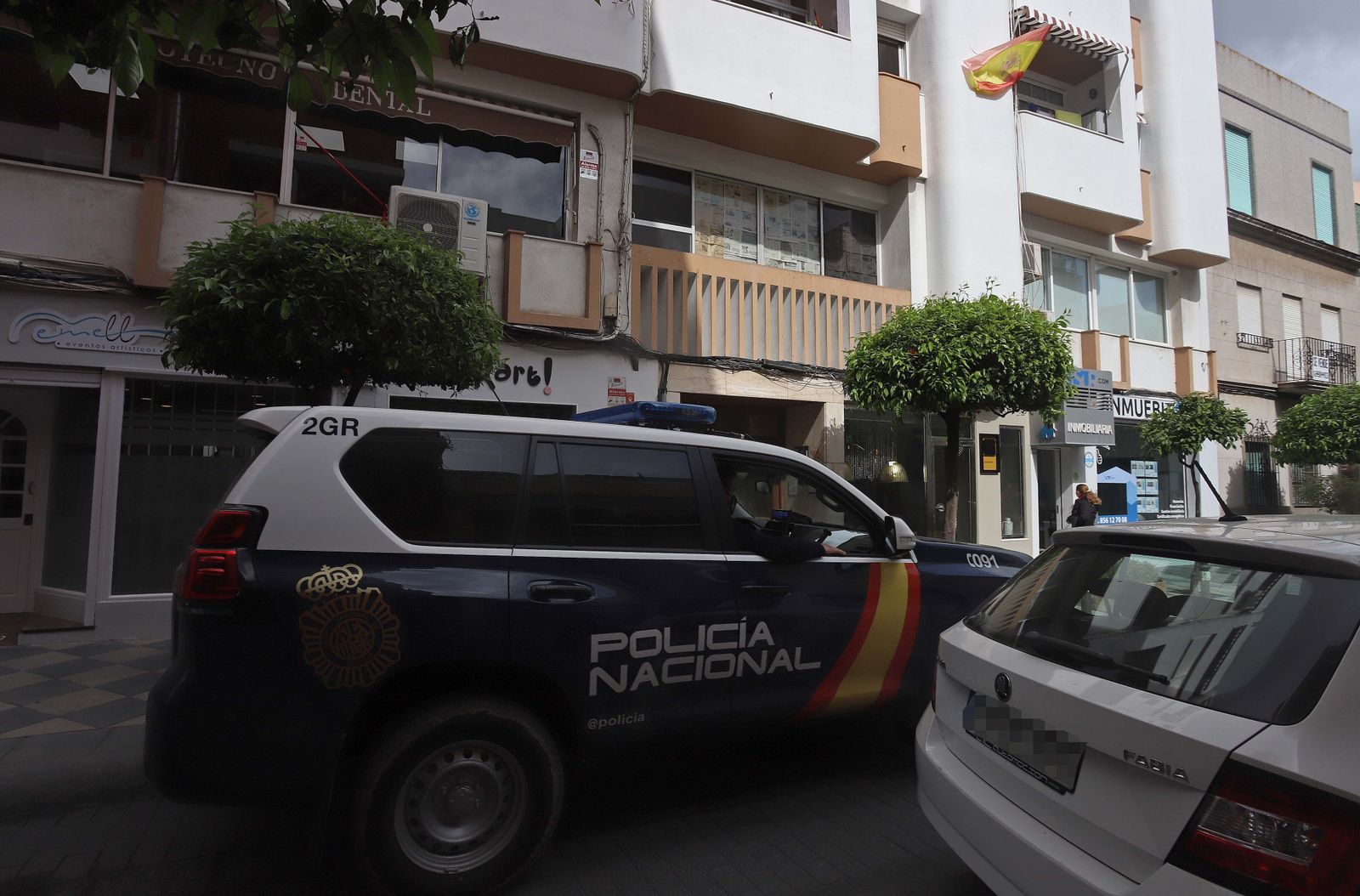 La Policía Nacional esta mañana en la calle Coronel Ceballos, donde se ha producido el registro