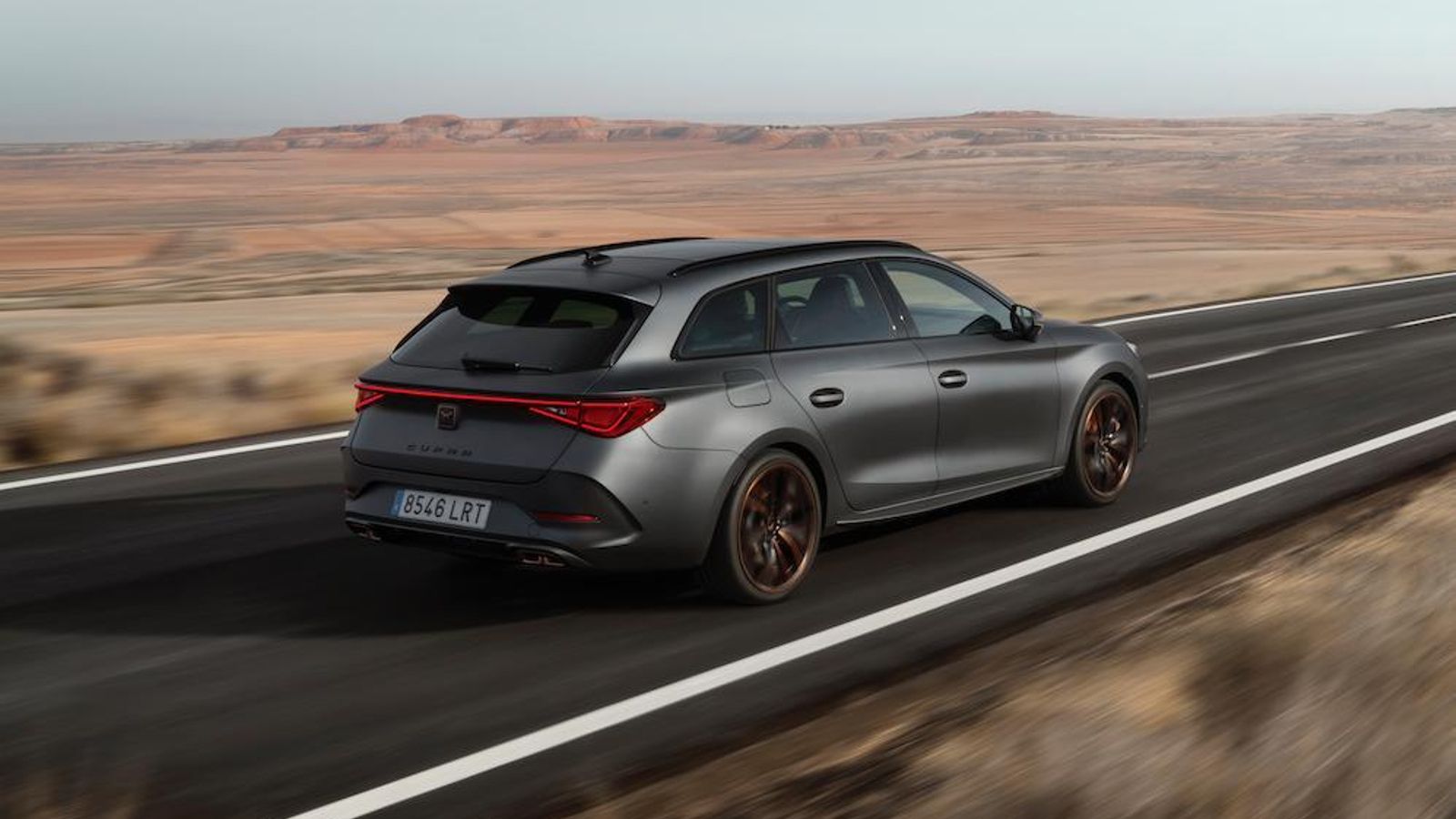 Con los motores TSI, que en el caso de la carrocería familiar del Cupra León pueden ser dos, los neumáticos son de tipo semislick.