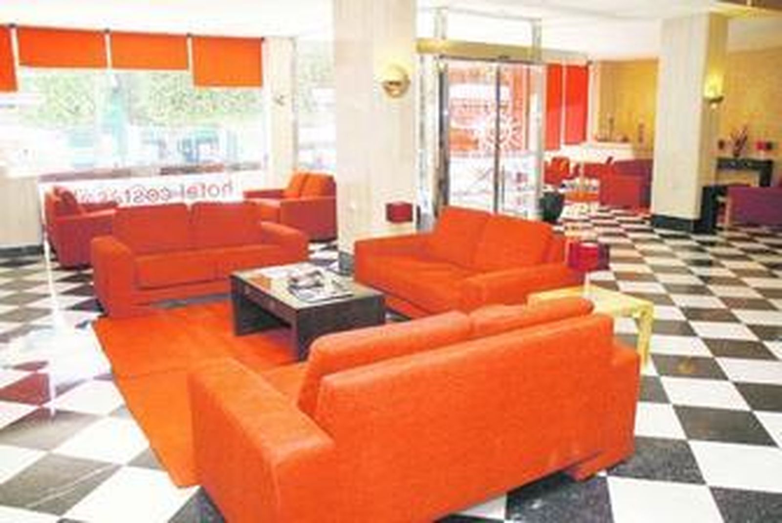 Entrada principal para los huéspedes del Hotel Costasol, engalanada con espléndidos sofás y un inmejorable ambiente