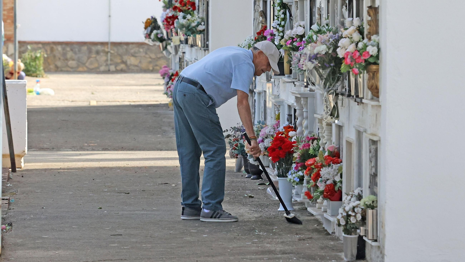Día de Todos los Santos en el cementerio de Jerez