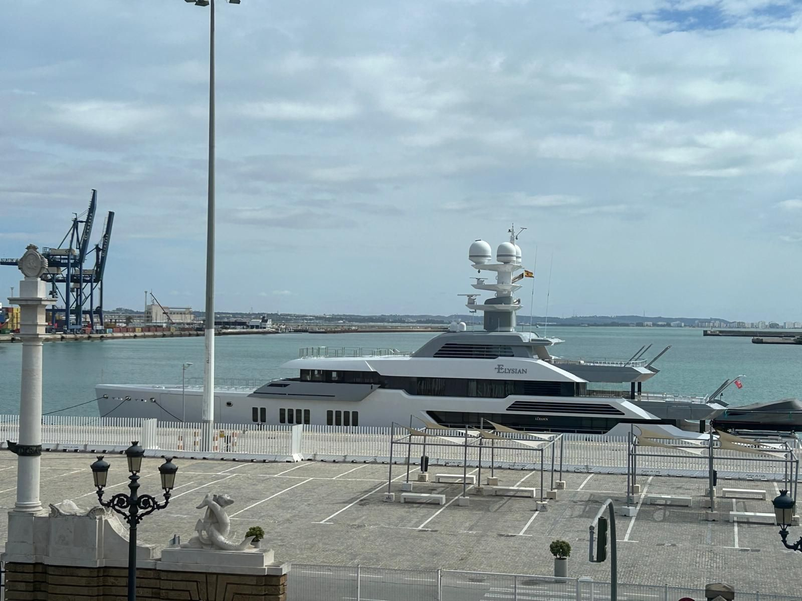 El megayate de lujo, propiedad del dueño del Liverpool, atracado este lunes en el puerto de Cádiz El megayate de lujo, propiedad del dueño del Liverpool, atracado este lunes en el puerto de Cádiz