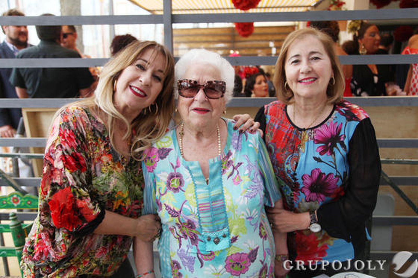 Rosario Solino junto a Rosario y Manuela Guerrero posan sonrientes en la caseta de este periódico.  

Foto: Vanesa Lobo