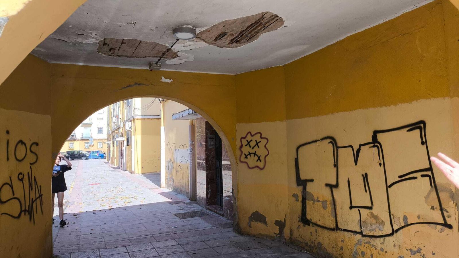 Desperfectos en uno de los túneles de la Barzola.