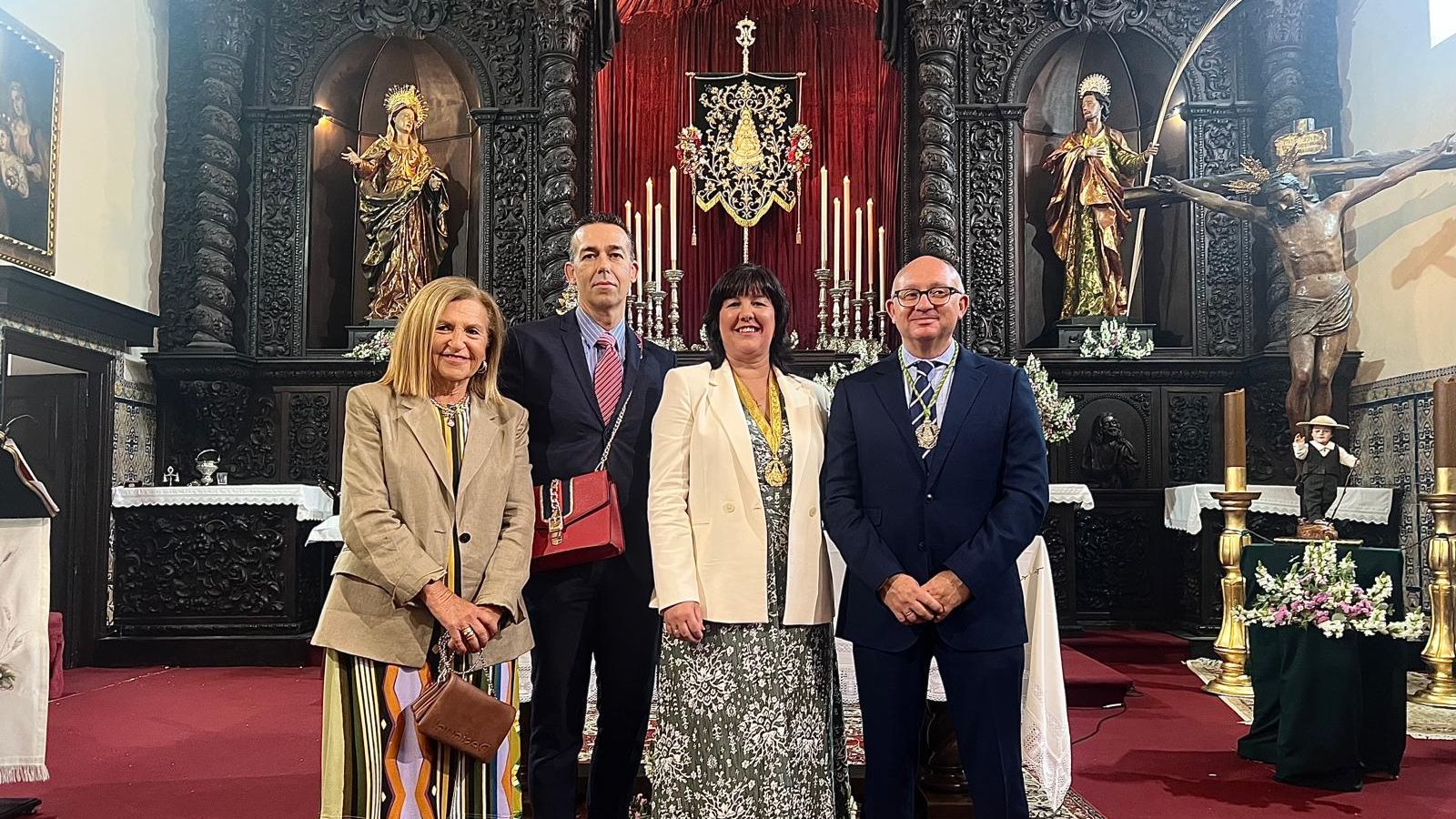 Los concejales, con la hermana mayor tras la misa.
