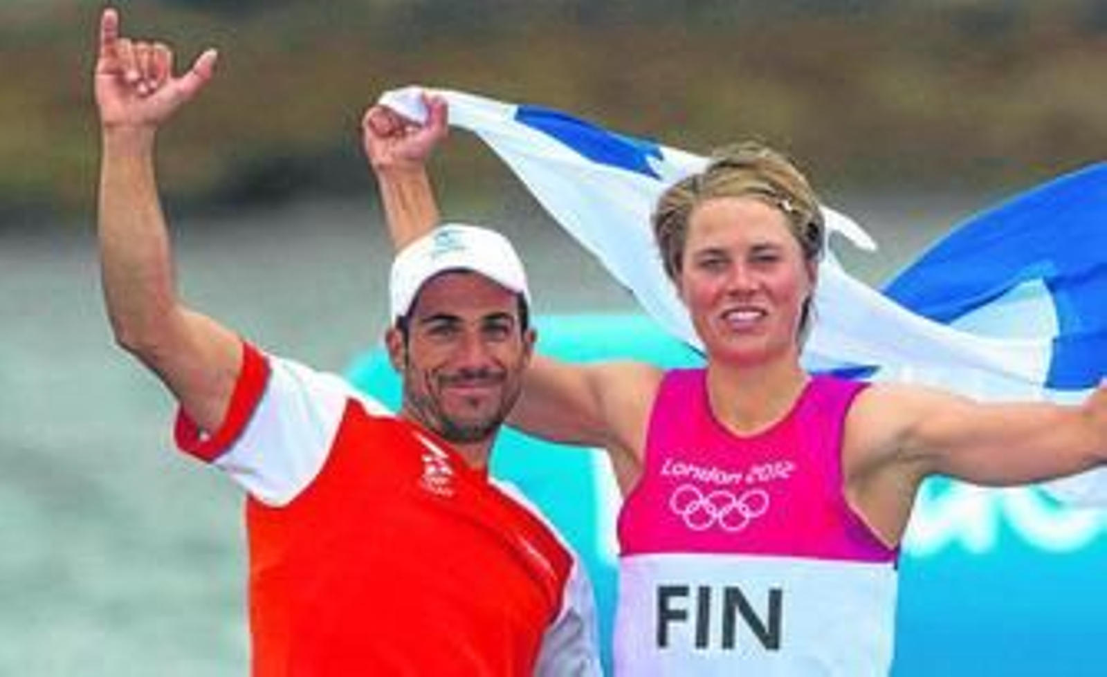 Curro Manchón celebra con Petaja la medalla de plata.