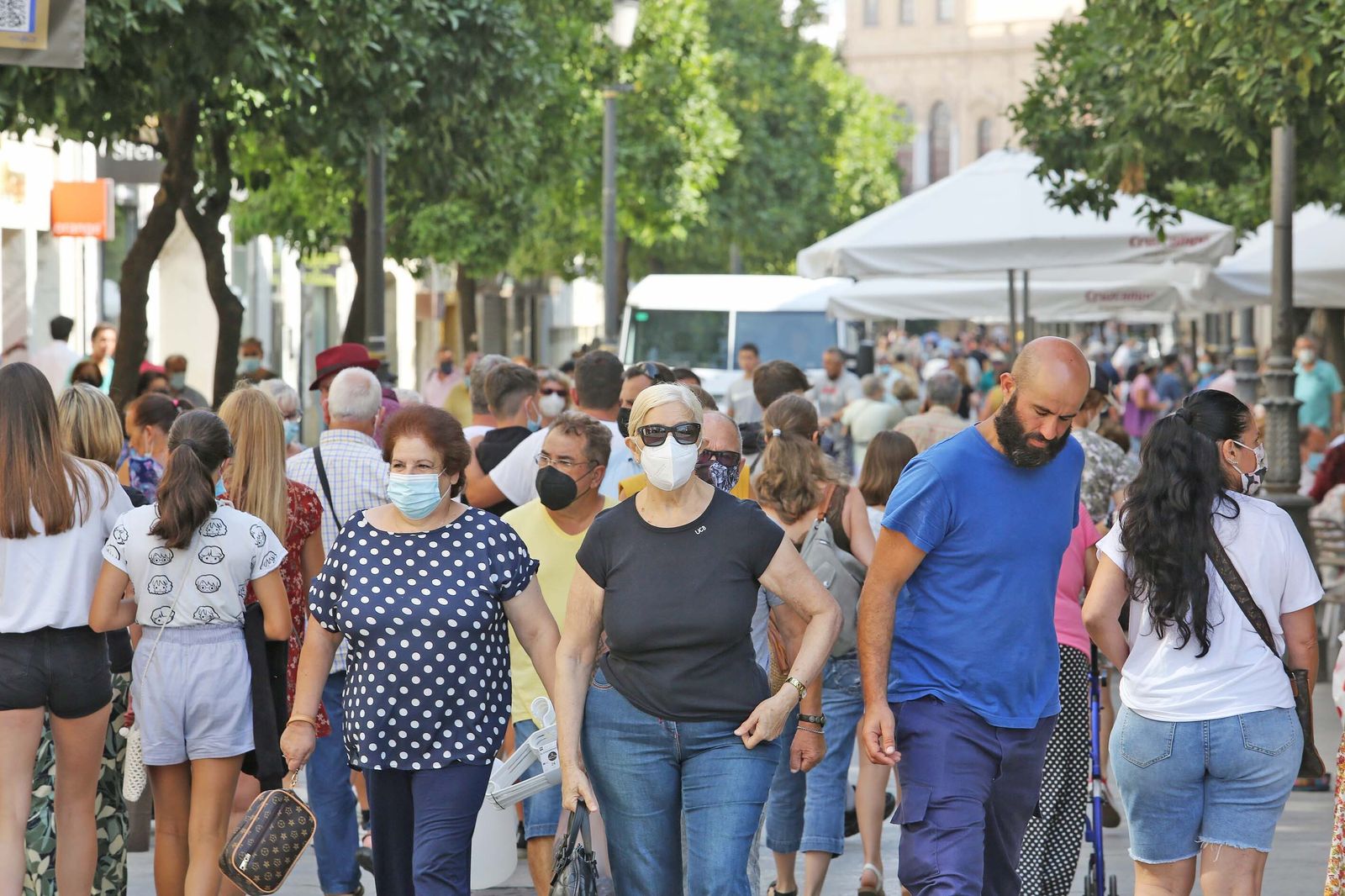 Personas en la calle Larga.