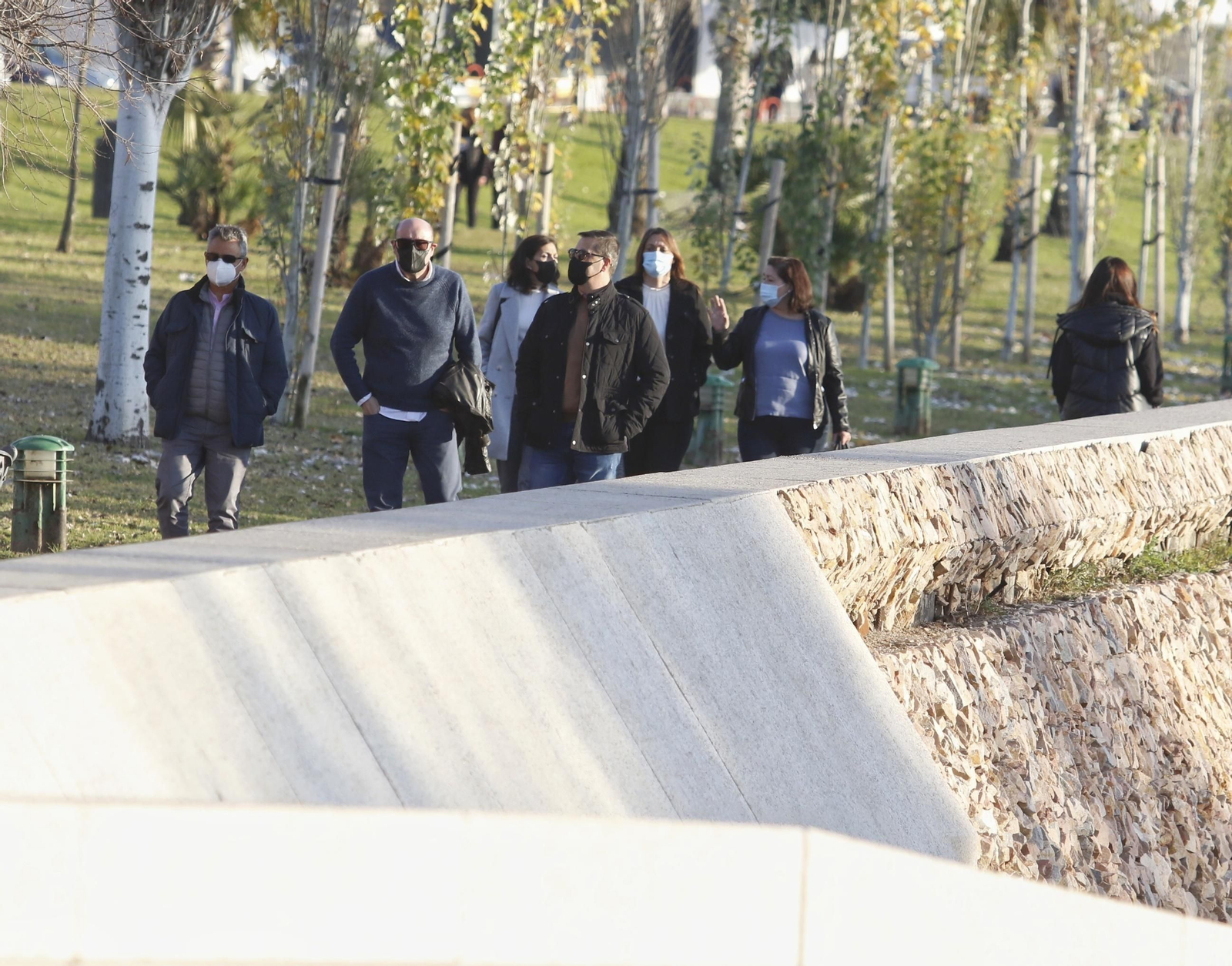 Varias personas caminan por el Balcón del Guadalquivir.