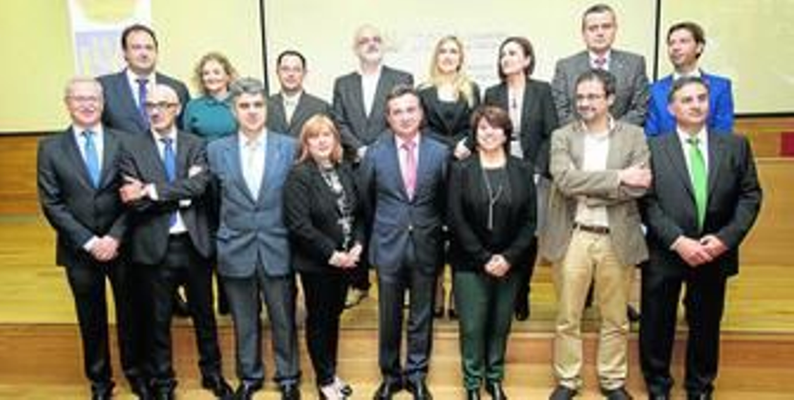 El rector de la Universidad de Cádiz, Eduardo González Mazo, posa con los miembros de su equipo de Gobierno en el salón de actos de la Escuela de Ingeniería, en el Campus de Puerto Real.