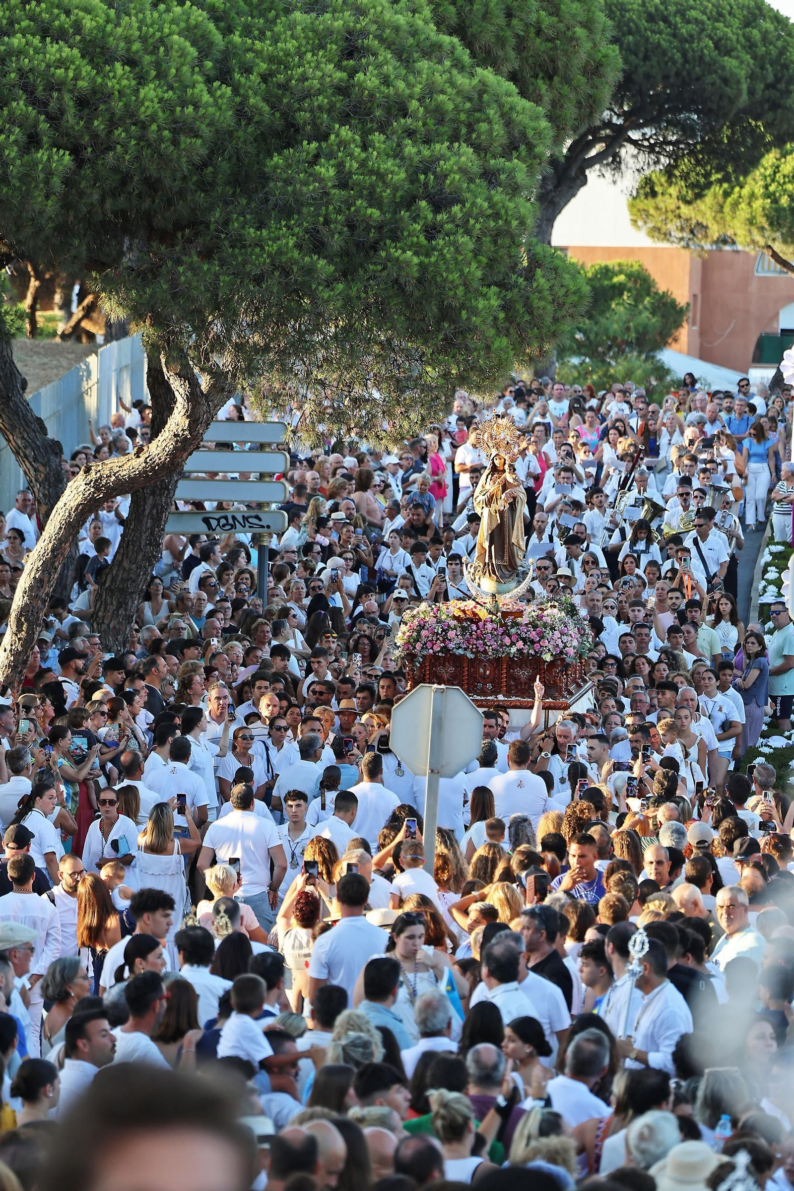 Imágenes de la Virgen del Carmen procesionando en Punta Umbría