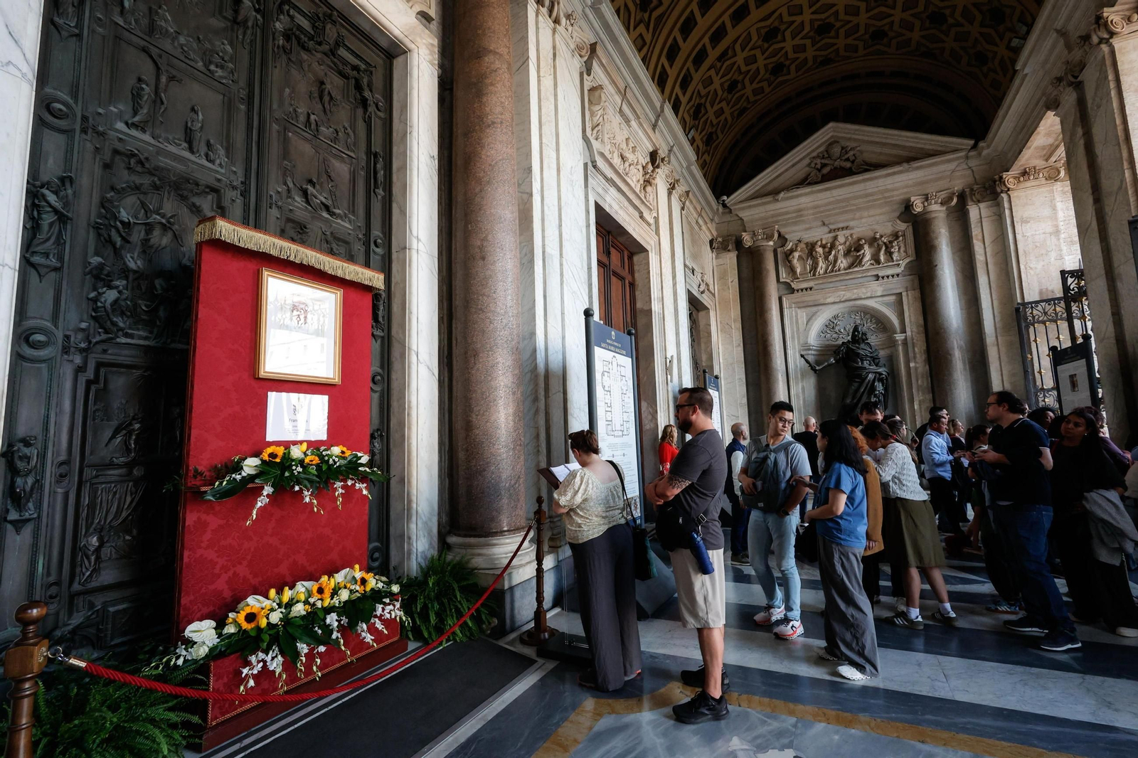 Fotos del ambiente en Roma tras la muerte del papa Francisco
