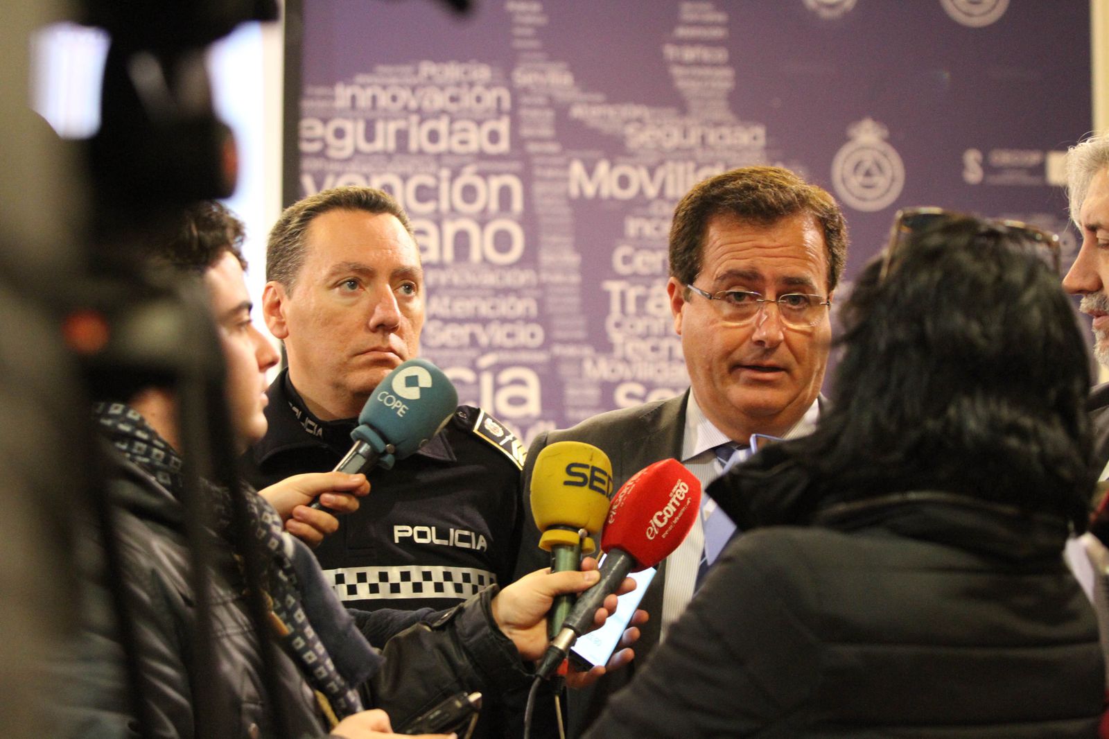 Juan Carlos Cabrera responde a las preguntas de este periódico junto al jefe de la Policía Local Pablo Ruiz-Berdejo, ayer.