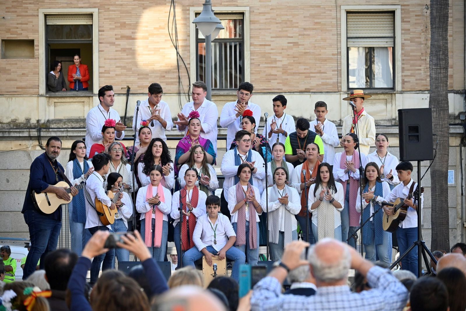 Imágenes de los peregrinos de la Hermandad de Emigrantes en su salida por las calles de Huelva
