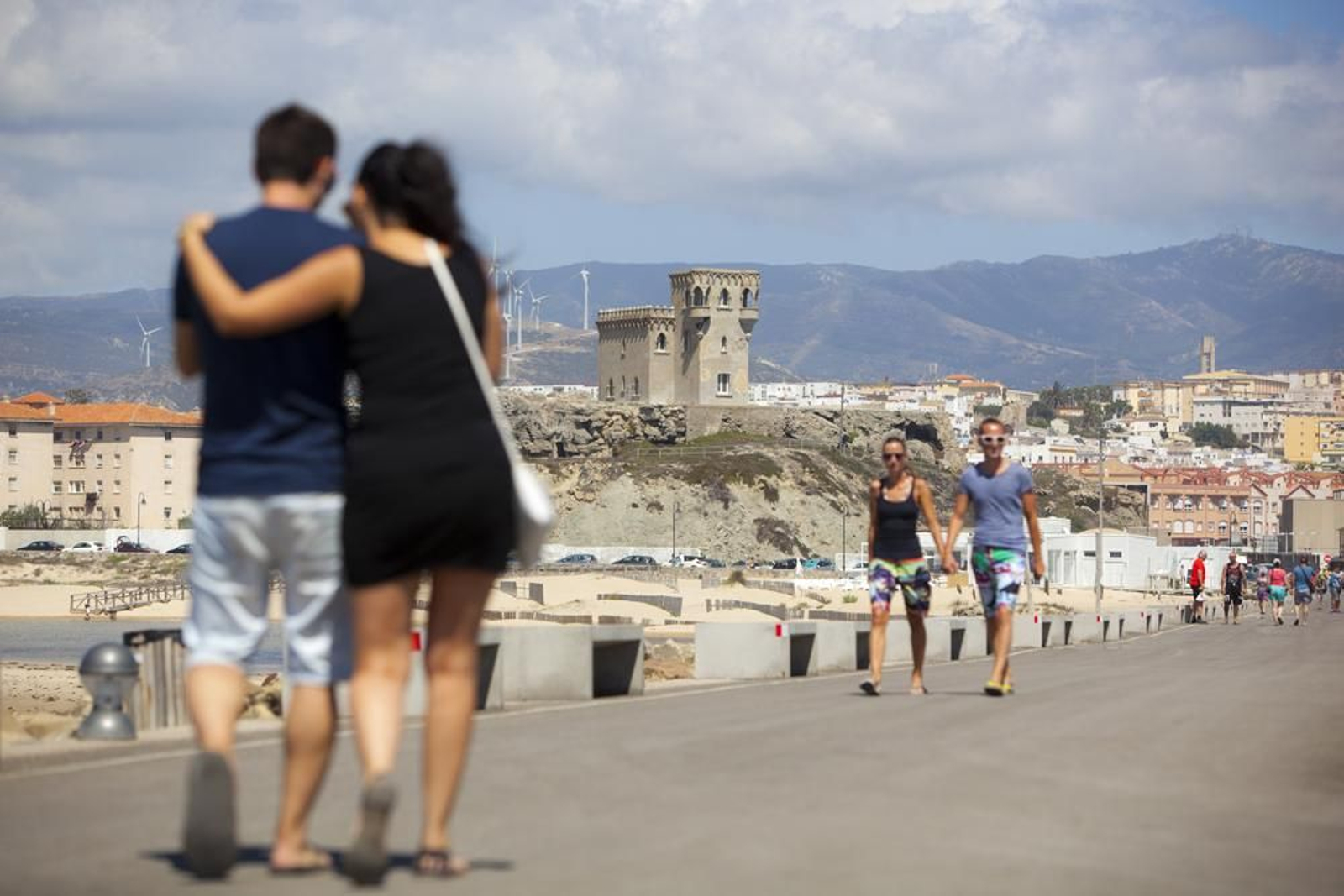 Una pareja paseando hacia el núcleo urbano de Tarifa