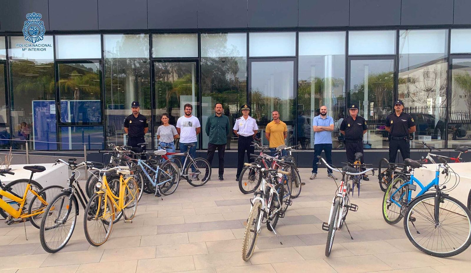 Responsables de la Policía Nacional de Jerez y las ONGs, con las 25 bicicletas para refugiados ucranianos.