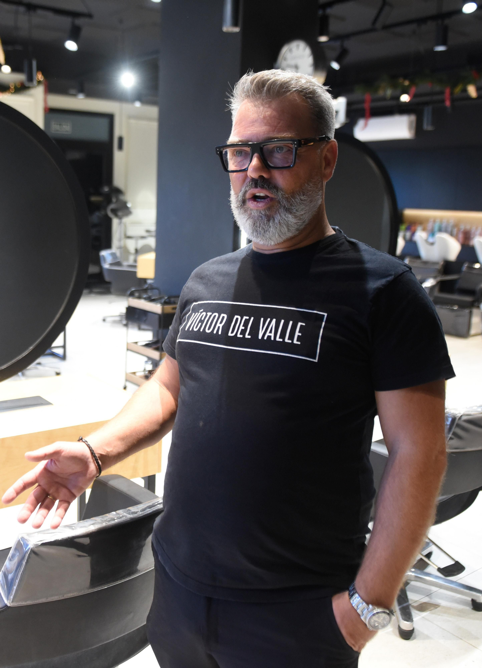 Víctor del Valle, en su salón de belleza de la calle José Laguillo.