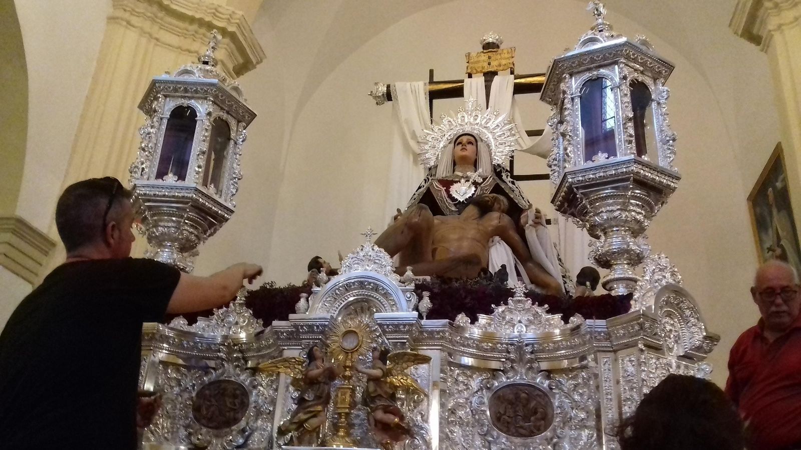 Preparativos para la salida extraordinaria de la Caridad.