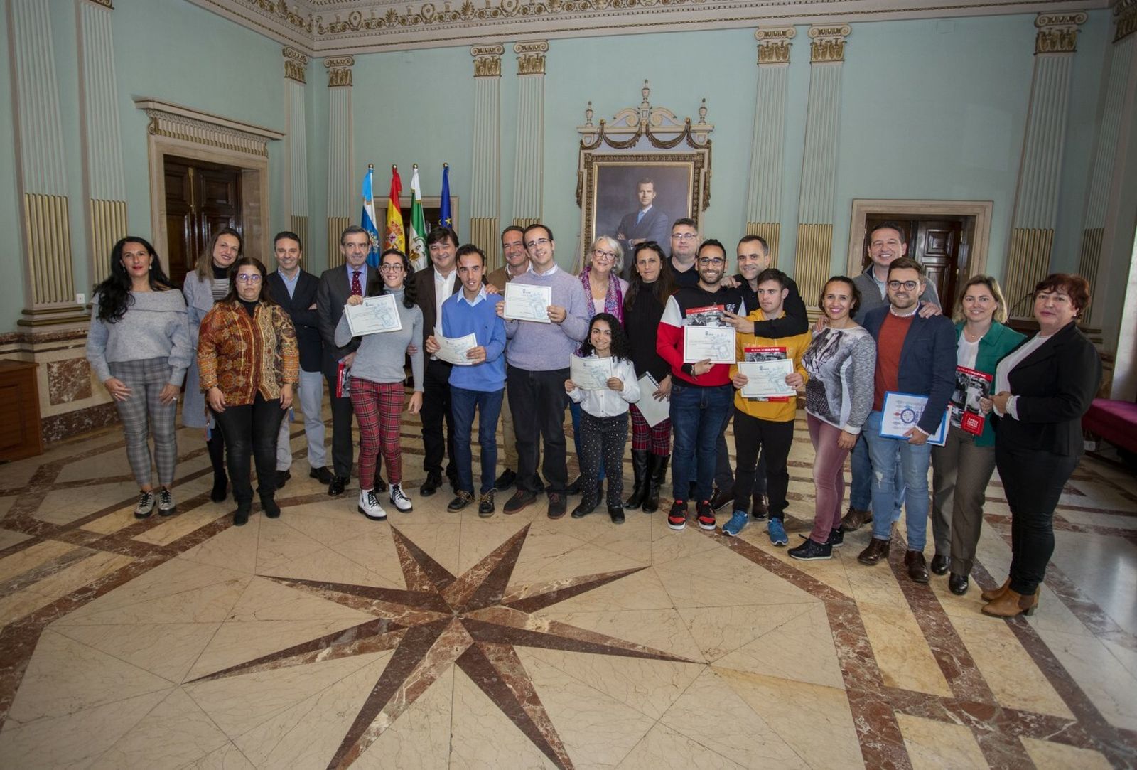 Foto de familia tras la entrega de diplomas en el Salón de Plenos del Ayuntamiento de Huelva.