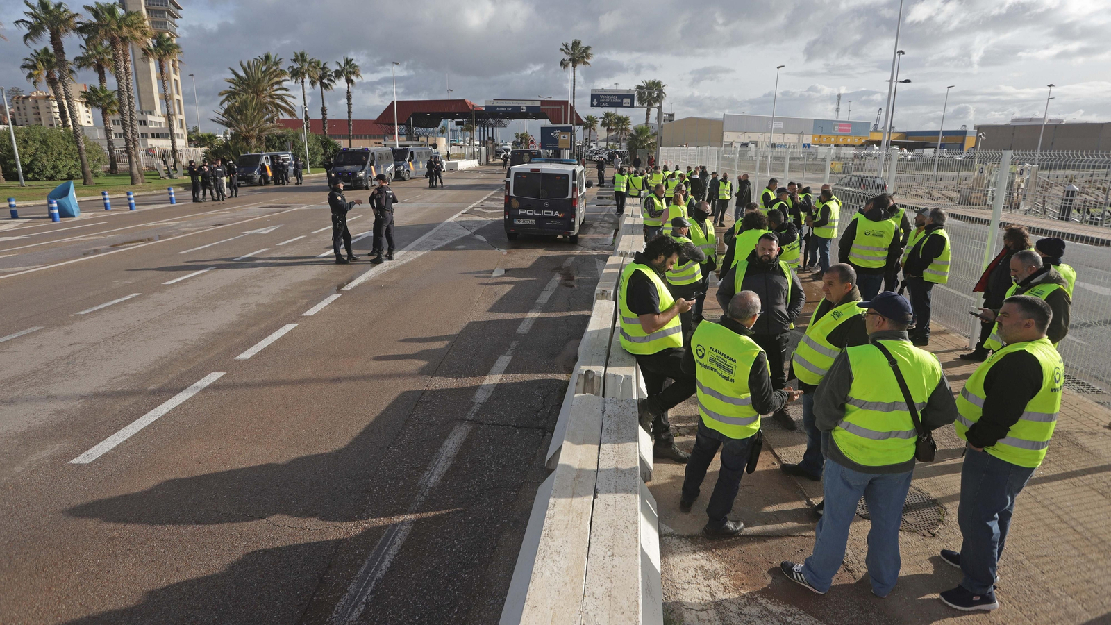 Una concentración de los camioneros en el acceso sur del puerto de Algeciras