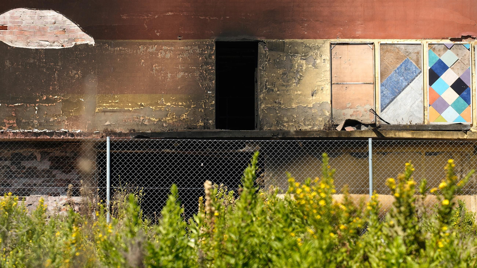 Fotos del edificio abandonado en la avenida Gesto por la Paz de Algeciras una semana después de incendiarse