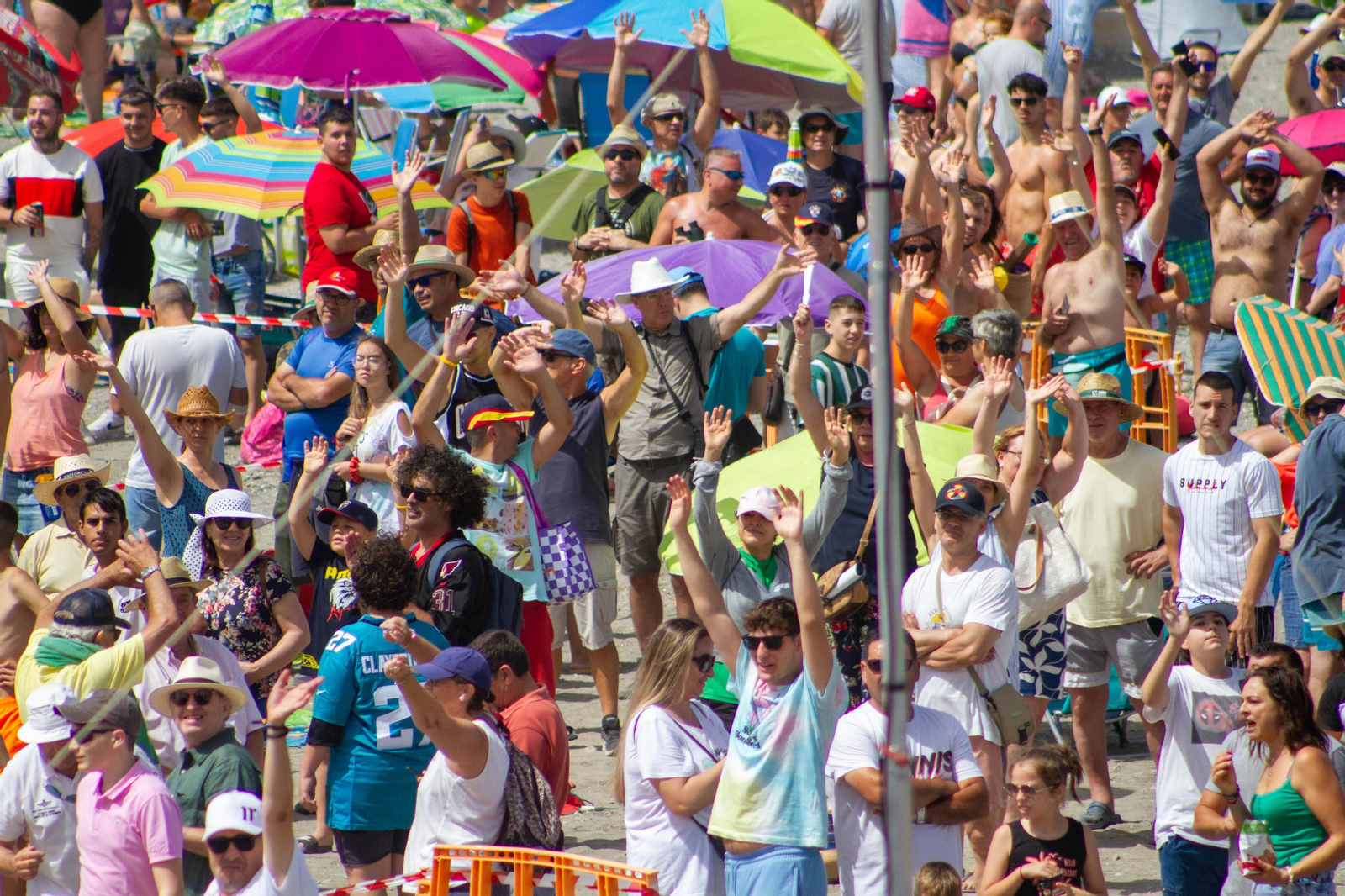 Sol, playa y multitud de aviones: unas 100.000 personas disfrutan del festival aéreo en la Costa