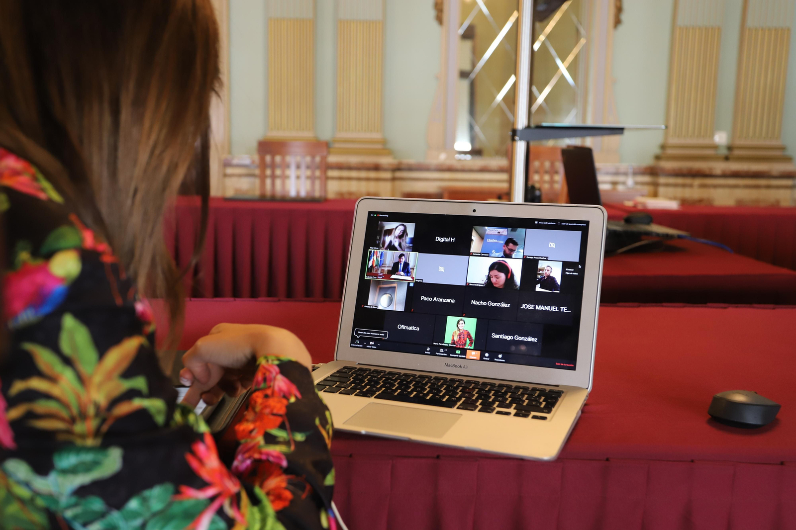 Imágenes de la primera rueda de prensa telemática del alcalde de Huelva Gabriel Cruz