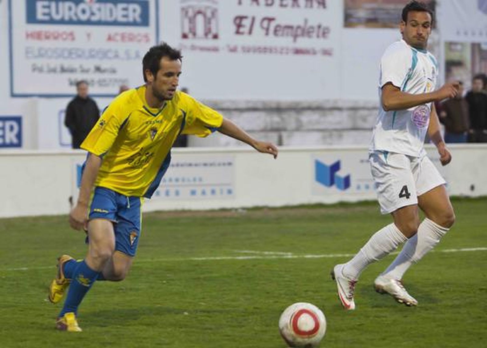 Un tanto de Pachón en el ´39 dio la victoria a los amarillos, que supieron mantener el marcador pese a las expulsiones de Aarón Bueno y Velasco 

Foto: Pascu Mendez/LOF