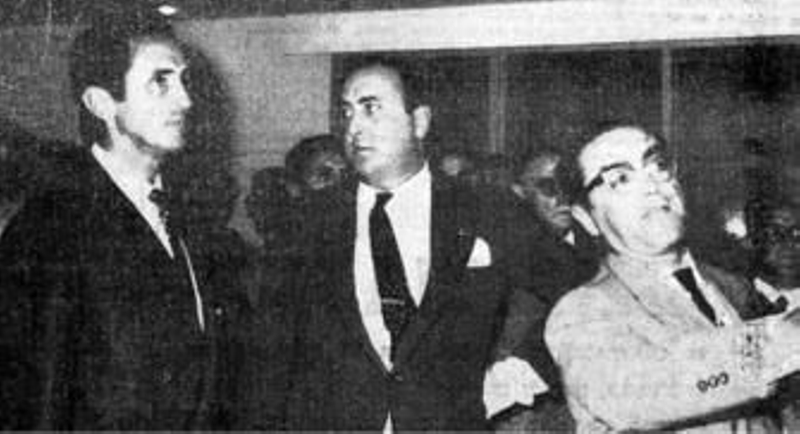 1. Fermín Bohórquez Gómez, agricultor y ganadero, uno de los impulsores de la factoría de Ebro en Jerez. 2. Un empleado se asoma en el área de la difusión continua en una visita a la factoría de Guadalcacín. 3. El ministro de Industria en 1968, Gregorio López Bravo, junto al consejero delegado de Ebro, Francisco Javier Lozano Bergua, durante la inauguración de la fábrica. 4. La antigua y simbólica máquina de tren de vía estrecha, utilizada en la fábrica madrileña de La Poveda y trasladada a Jerez, que preside durante años el frontal de la azucarera de Ebro en Guadalcacín.