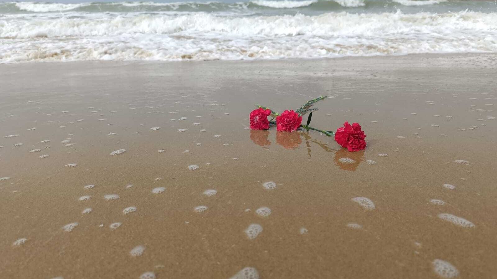 La ofrenda floral en homenaje a los inmigrantes fallecidos.