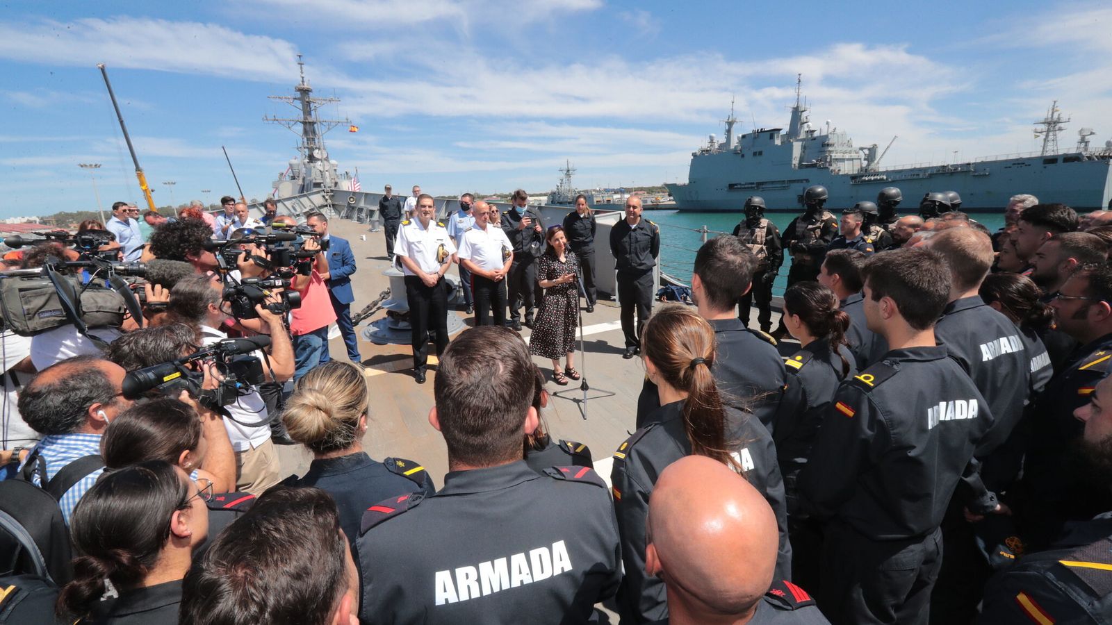 La ministra de Defensa, Margarita Robles, se dirige a la tripulación de la Fragata Reina Sofía.