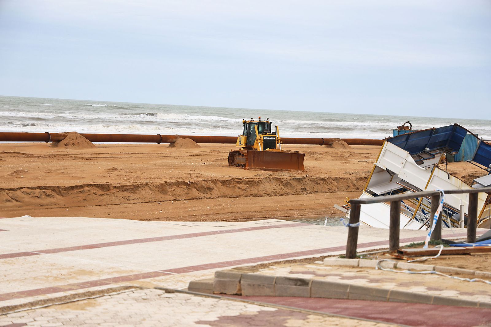 Las fotografías del aporte de arena para regenerar la playa de Matalascañas