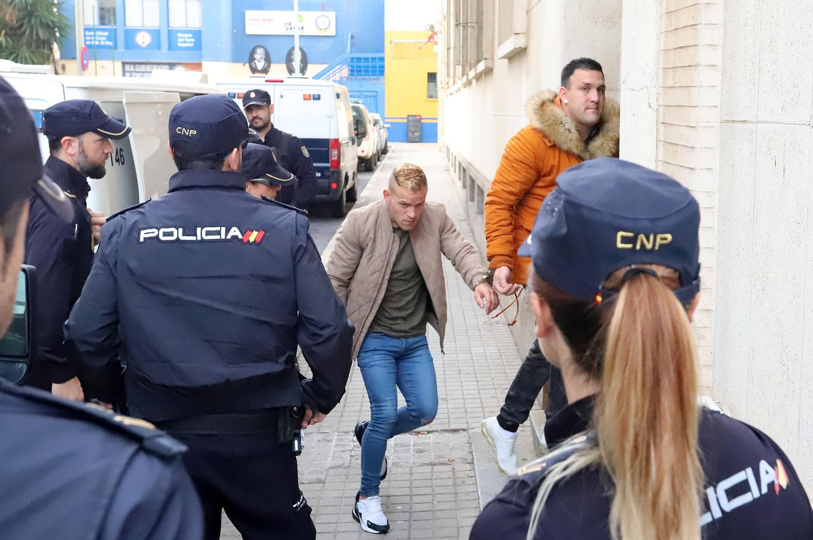Daniel Leroy Oliva y José Almansa entran al Palacio de Justicia por la puerta de los acusados.