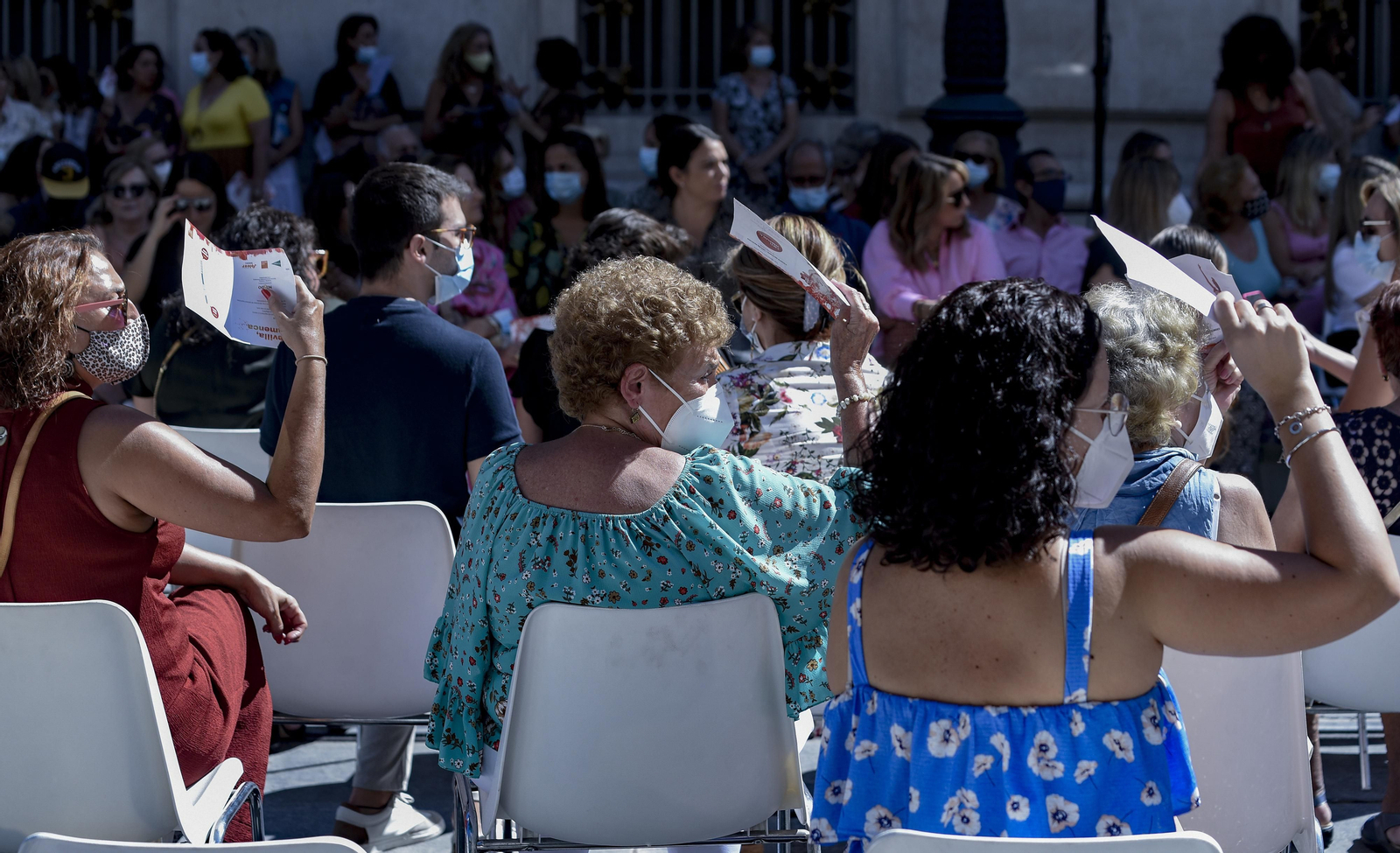 El desfile de moda flamenca de la Avenida de la Constitución, en imágenes