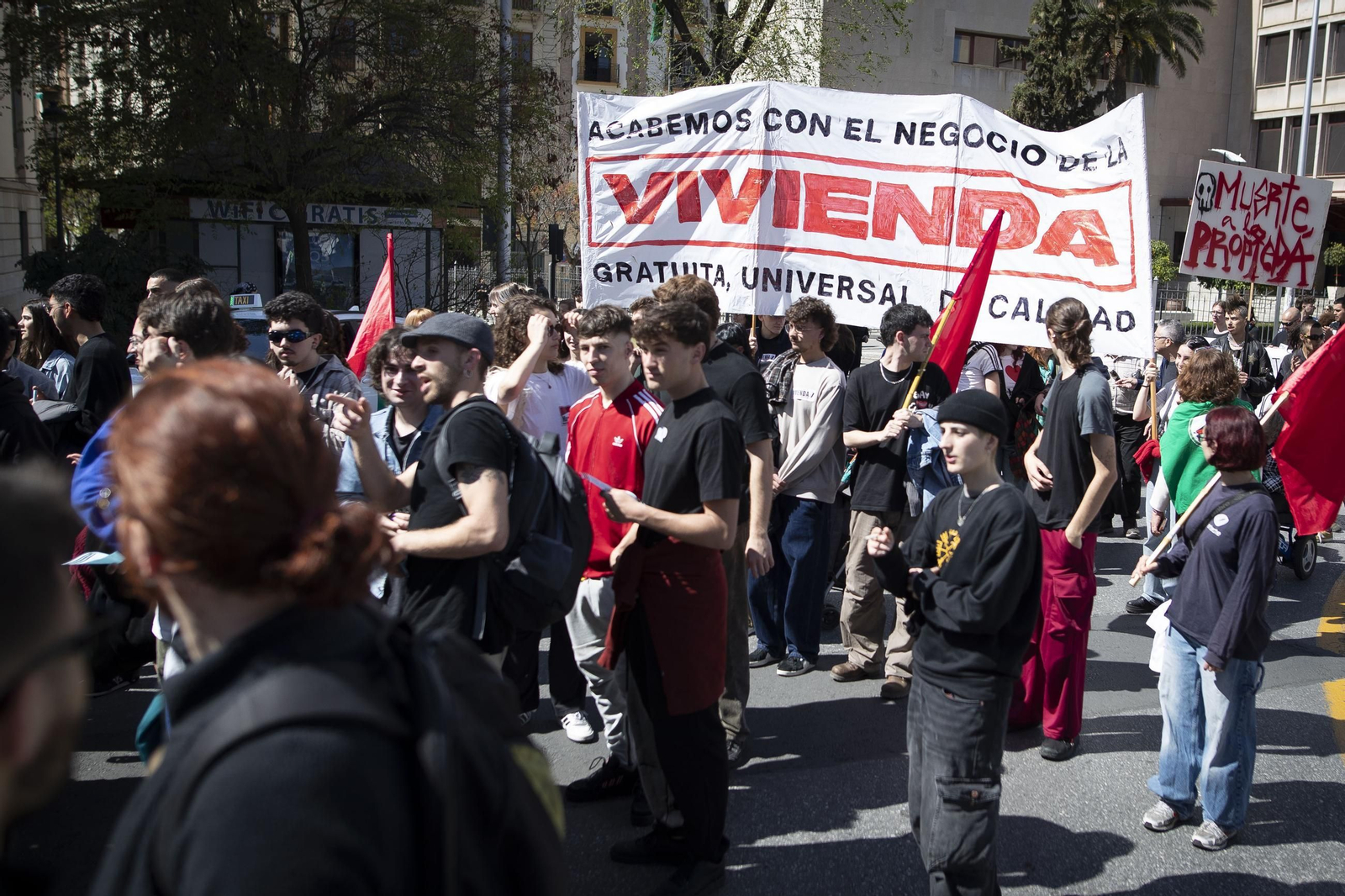 Todas las imágenes de la manifestación contra "el negocio de la vivienda" en Granada