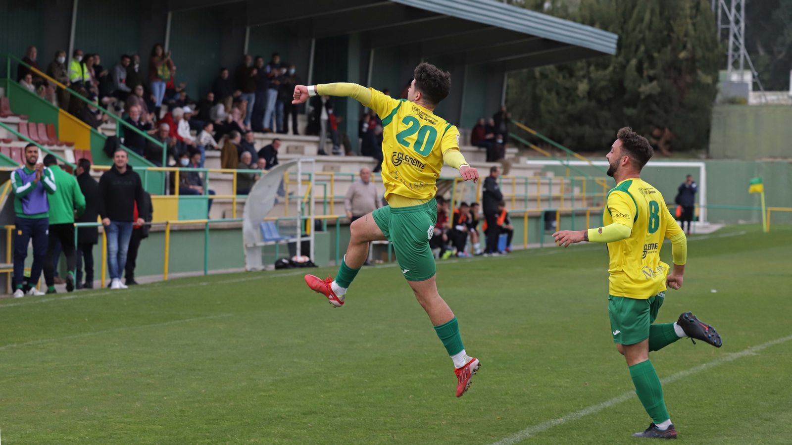 Fernando López celebra un gol con la UD Los Barrios.